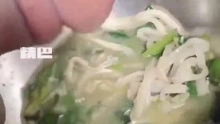 长相清纯新人学妹道具自慰诱惑，撩起睡衣揉奶 翘起屁股跳蛋震动