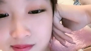 学生按摩变成了狂野的三人行,射精了