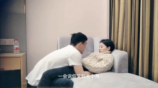 白嫩丰满女友在沙发上看书黑丝肥臀丰满诱人把鸡巴伸到女友面前她一口含住吞吐