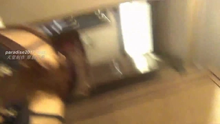 完美露脸年轻小夫妻先舌吻用嘴接尿，舔足第一视角露脸口交展示美鲍鱼