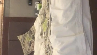 业余大学男孩的大鸡巴被他的朋友欣赏