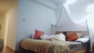 小胸大屁股的业余色情片