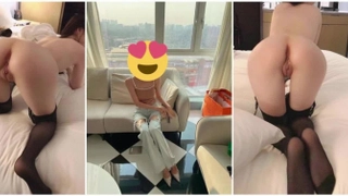 穿着紧身牛仔裤的家庭美妇，在餐桌上享受性爱的欢愉