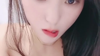 双性恋少女与最好的朋友探索她的性欲