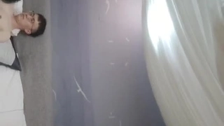 少女在情色视频中被舔和拉伸她的阴部