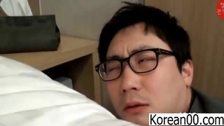 德国少女与两个大鸡巴一起享受热辣的三人行