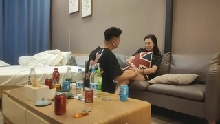 白嫩大奶网红演绎小保姆偷懒被主人绑起打屁股含大鸡巴