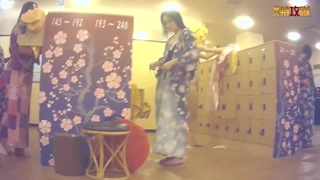 医生的大阴茎在hentai视频中满足了可爱的女孩