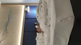 狠人有点重口，露脸大骚逼给两个奶子拔罐大淫荡，丝袜情趣道具插逼到高潮