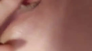 户外嫖妓偷拍《表哥扶贫站街女》简陋平房吃快餐表情销魂