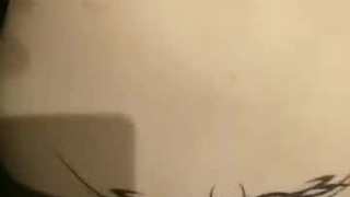 学生棕发女郎在宿舍房间里自慰