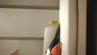 令人惊叹的卷发拉丁裔少女Kyrah炫耀她完美无瑕的体格并沉迷于狂热的姿势。