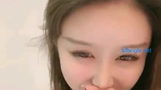 丰满的拉丁美女发现她的继母在取悦自己,并加入了进来,探索她的欲望。