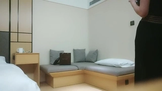 【无情的屌】，重金约外围，19岁嫩妹子，神似网红痞幼，倒立口交，抱起狂插，今夜被插爽