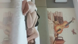 【明星颜值19岁无敌美妞】清纯长相，爆乳D罩杯，一线天粉穴，越来越骚，手指磨蹭骚逼，高潮出水，浪叫呻吟骚话